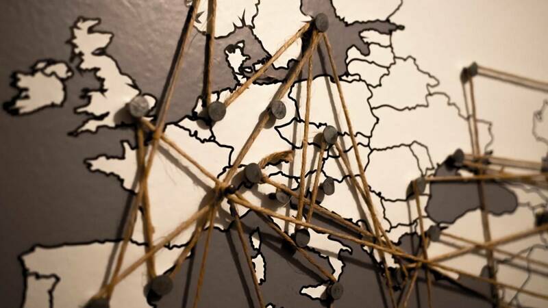 Karta med massor med häftstift och linjer på.