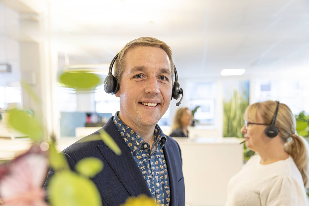 En trevlig man hjälper medlemmar i kundtjänsten.