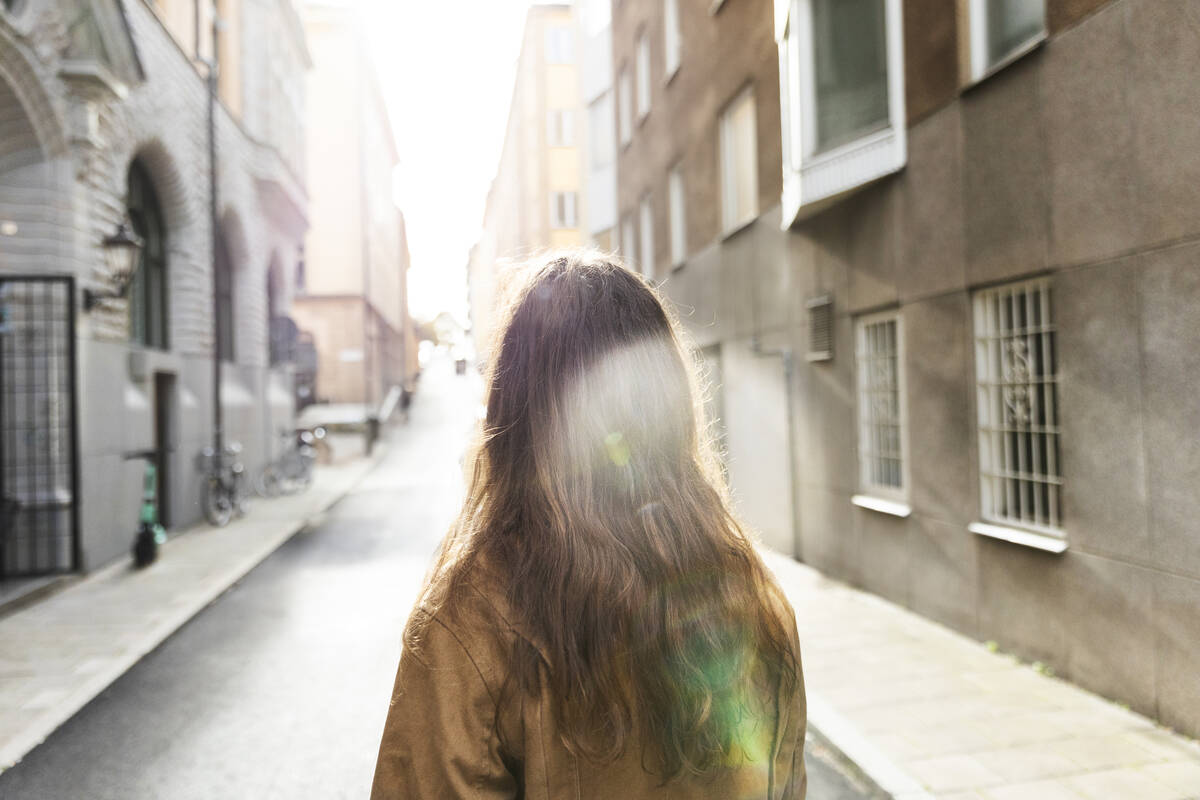 Annonym person i motljus inne i stan.