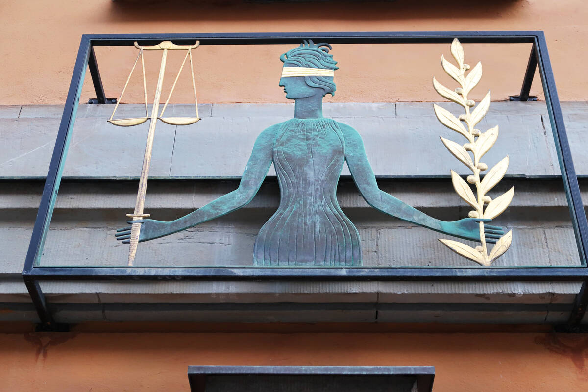 Symbol för lag och rätt på en husfasad.