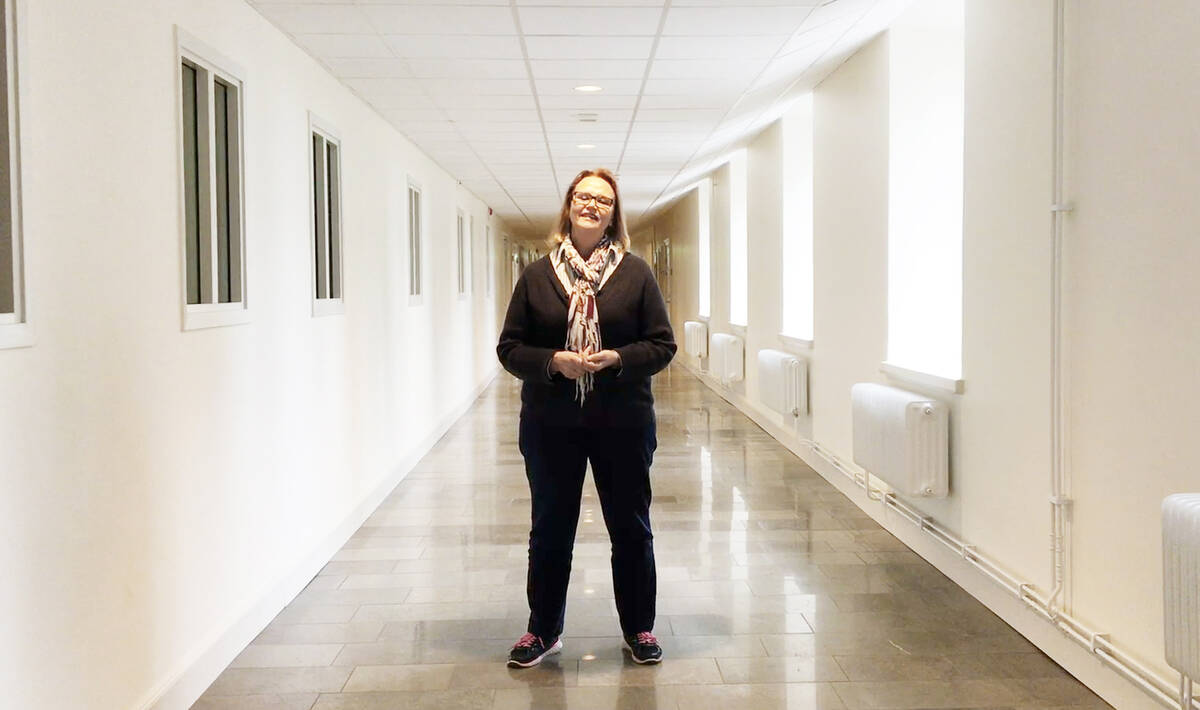 Trygg och stabil kvinna i mitten av en korridor.