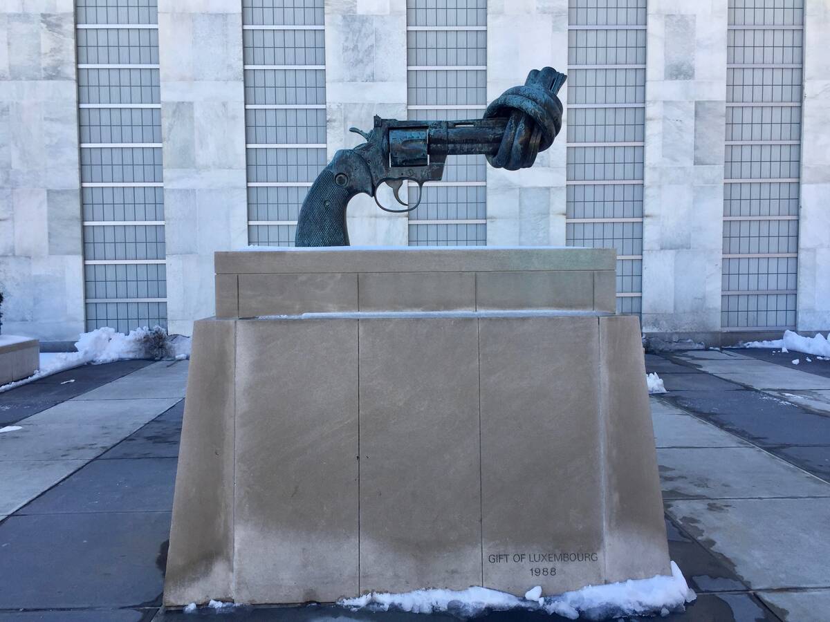 Staty utanför FN huset i New York som förestället en pistol med en knut på pipan.