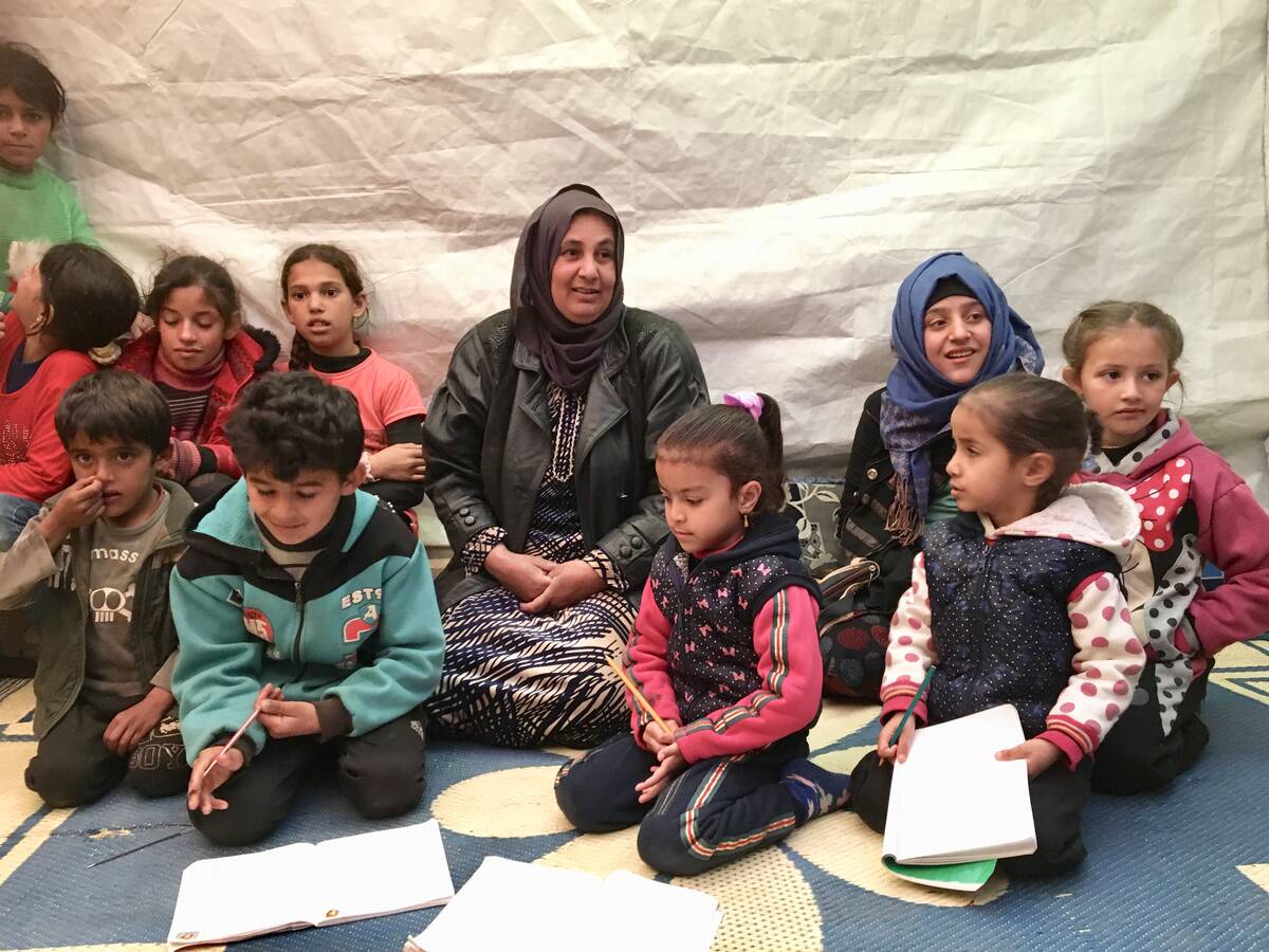 Två kvinnor med små elever.