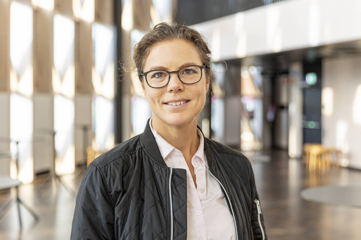 Välklädd intelligent kvinna i ett företags entré.