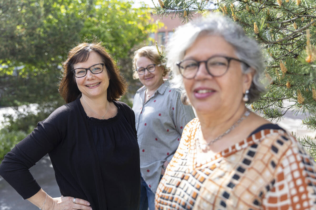 Tre glada damer ute i solen.