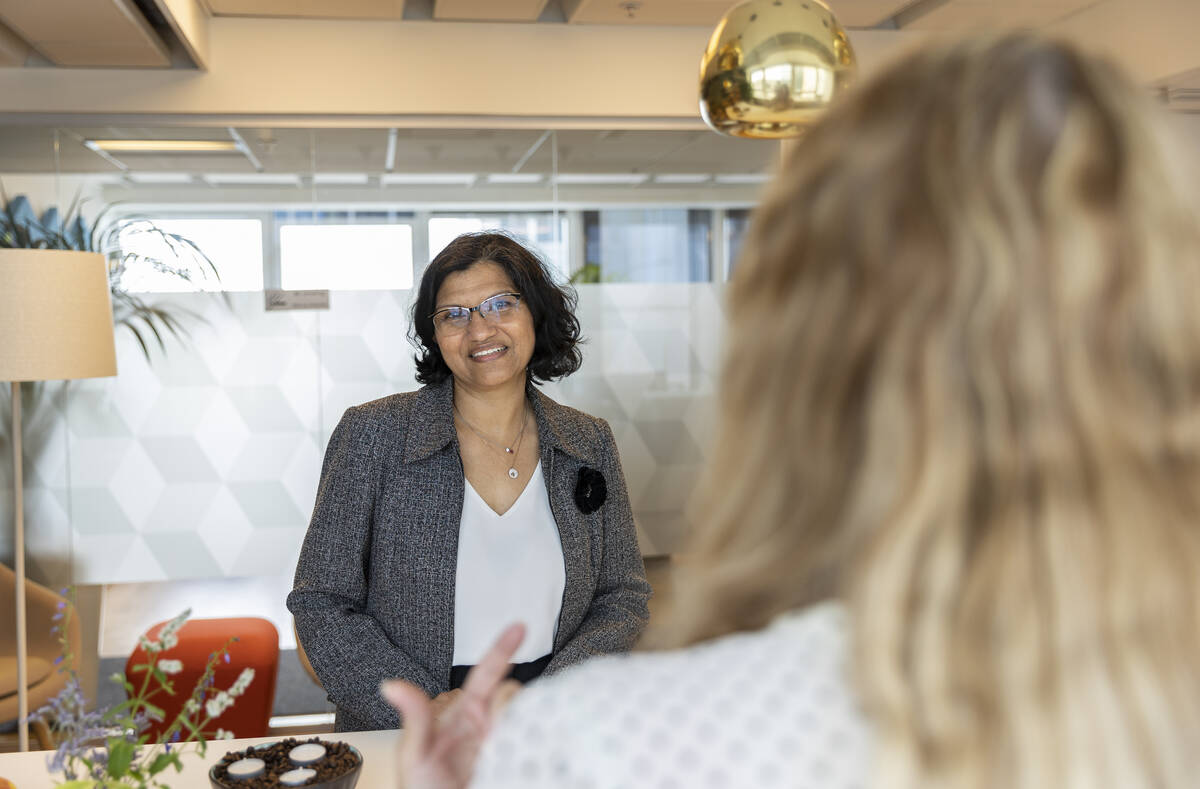 Två medarbetare i samtal på fikarasten.