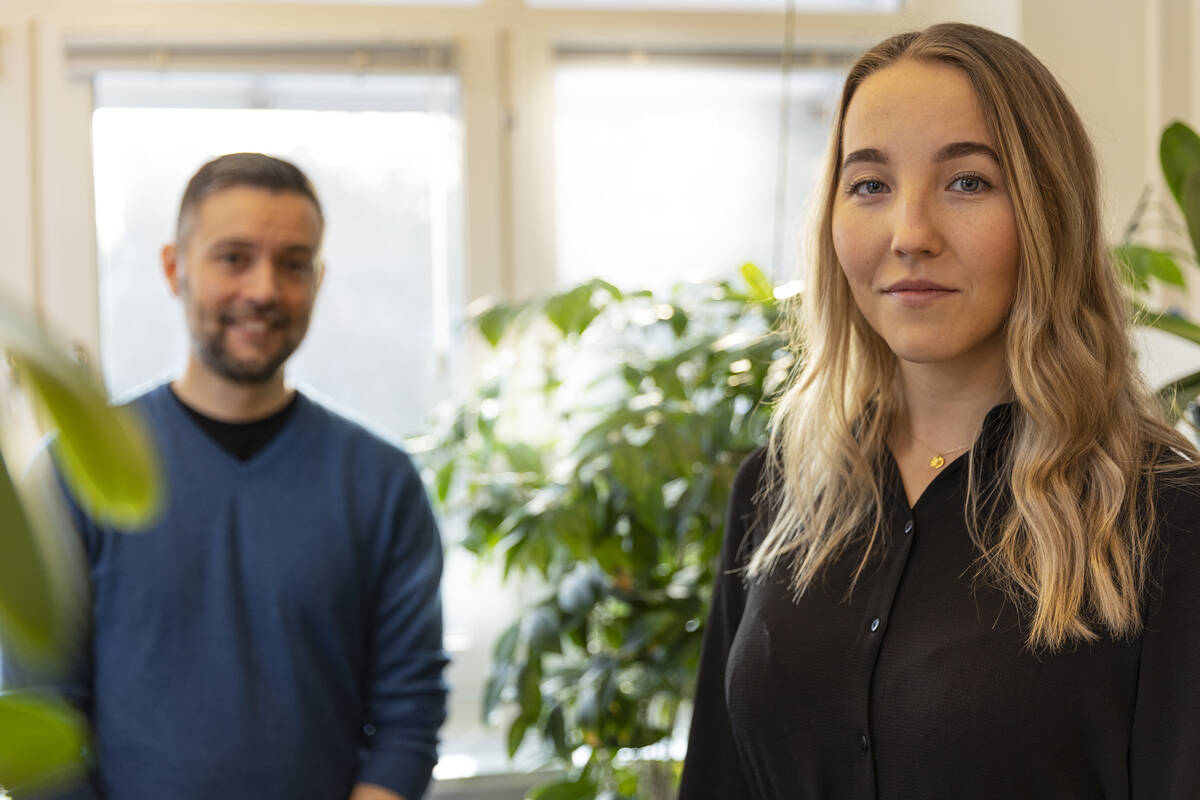 Två trevliga och stabila medarbetare på kontor.