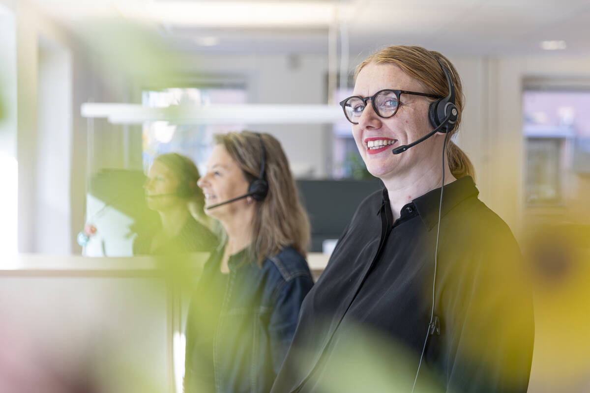 Epp par trevliga damer med headset svarar på medlemmarnas frågor.
