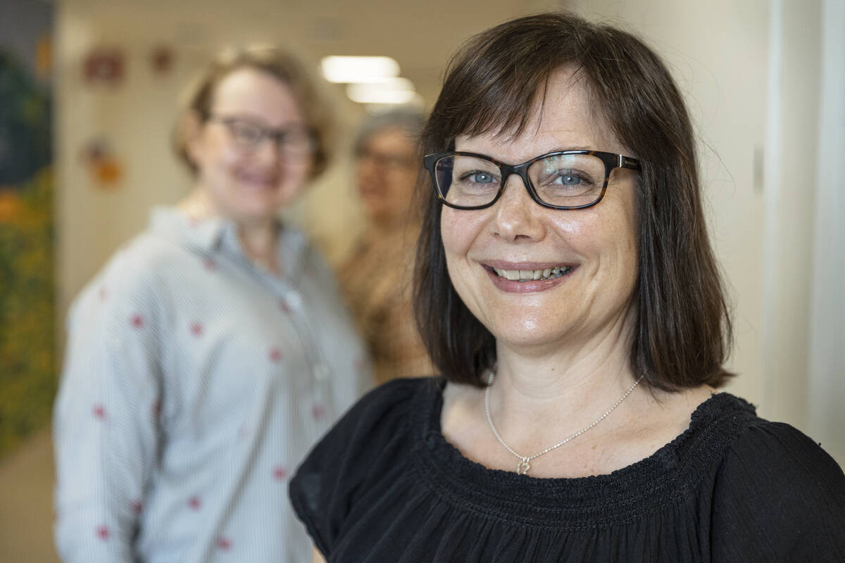 Glada och trevliga kvinnor tar emot på jobbet.