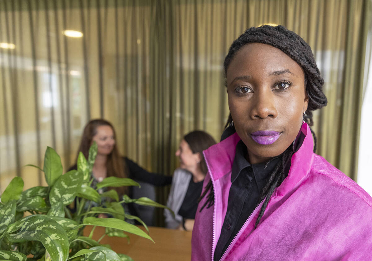 Självsäker kvinna på jobbet.