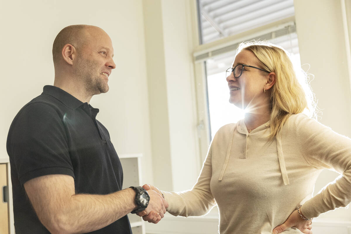 Två personer skakar hand och kommer överens.