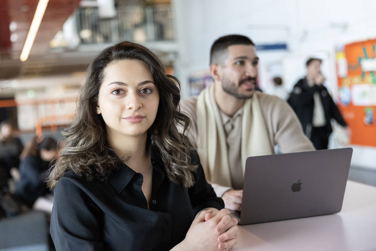 Två studentkompisar i korridoren på ett universitet.