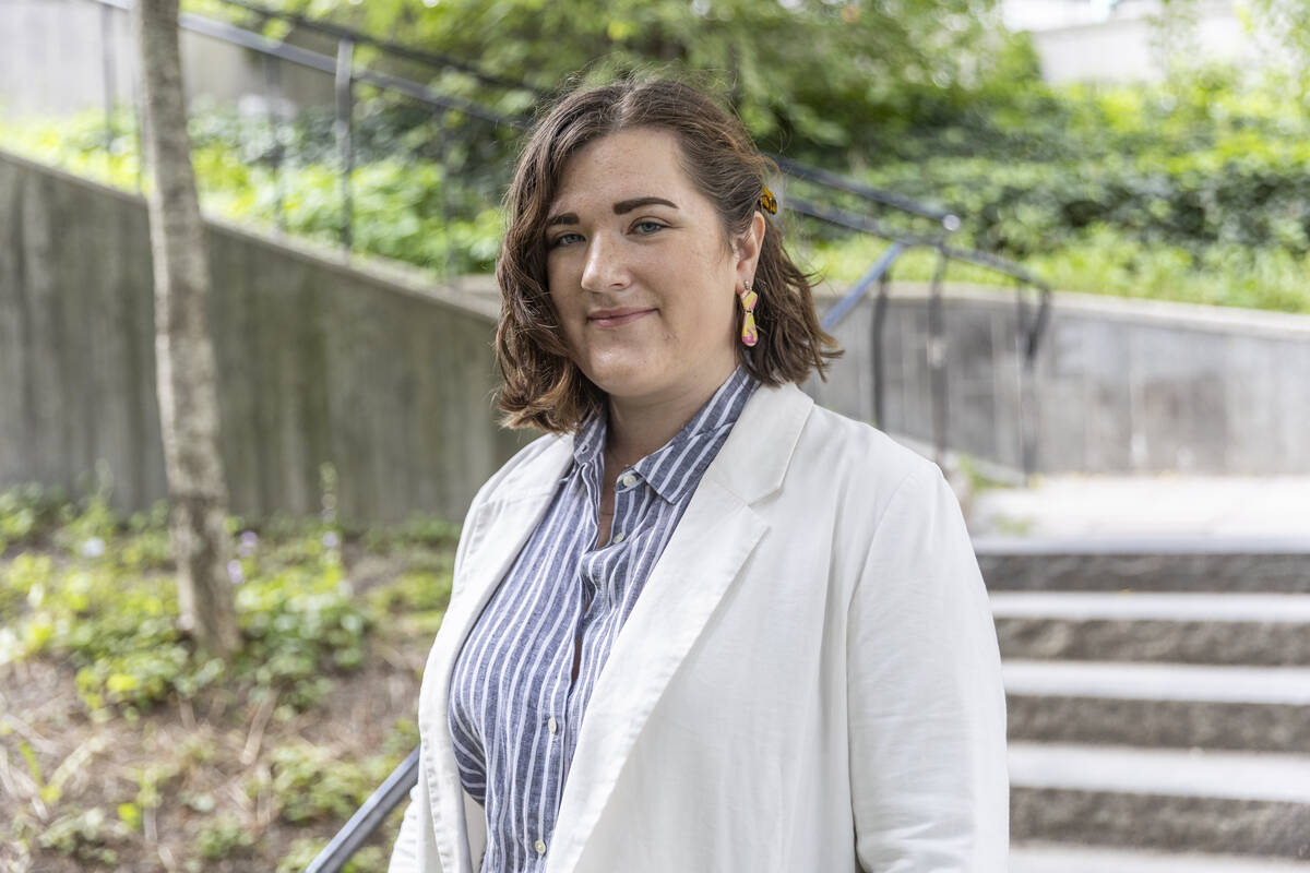 Ung kvinna vid trappa.