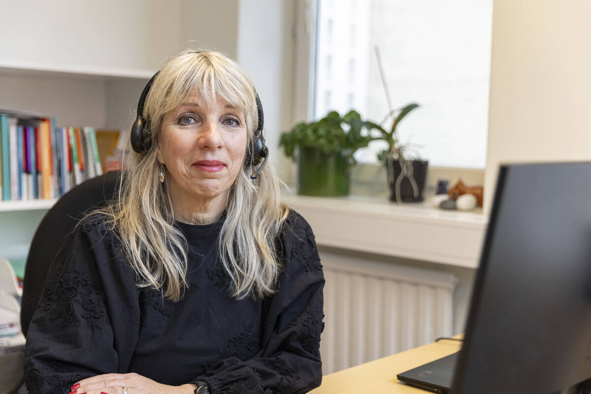 En vänlig kvinna som tar emot samtal från medlemmar.