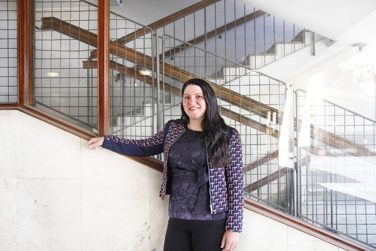 Intervjupersonen vid en trappa.