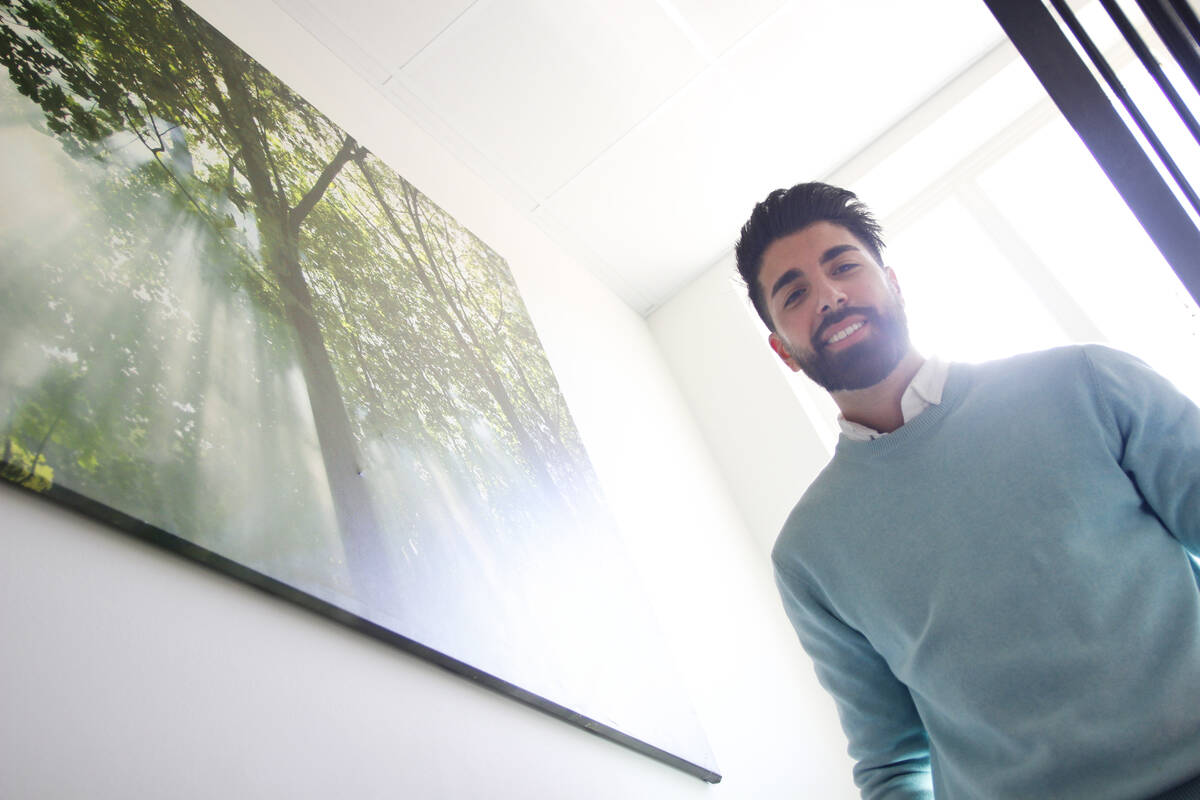 Den intervjuade personen på sin arbetsplats.