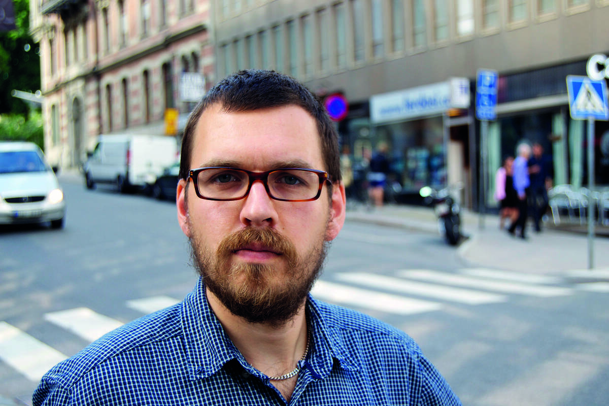 Intervjupersonen i stadsmiljö.