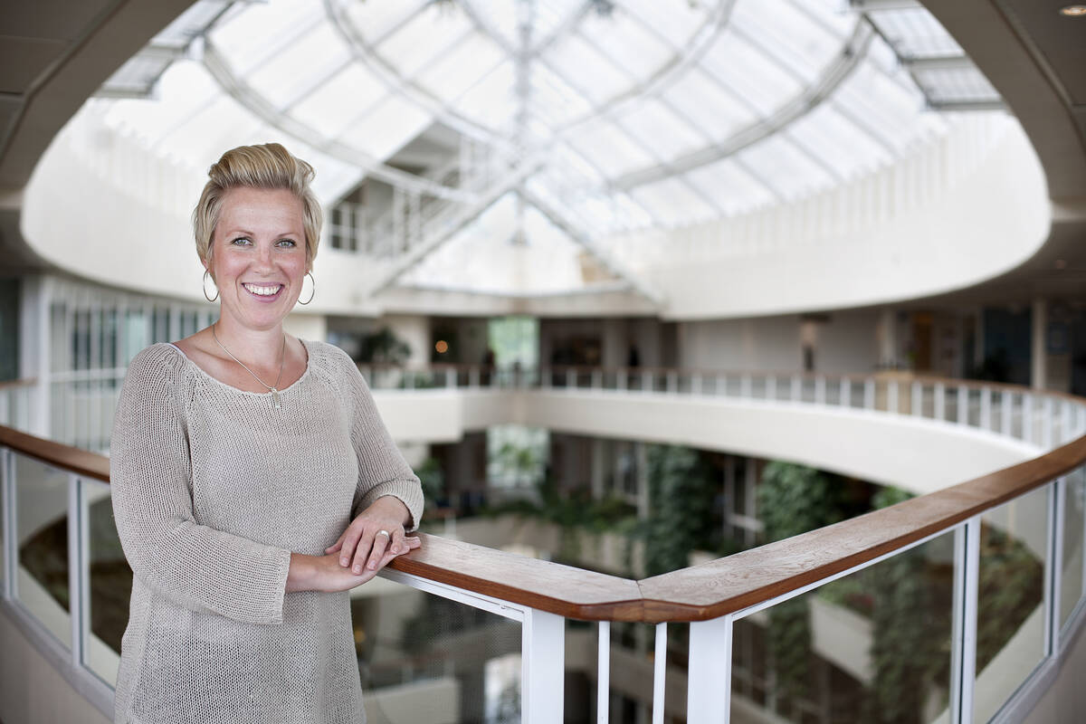 Intervjupersonen i ett kontorskomplex.