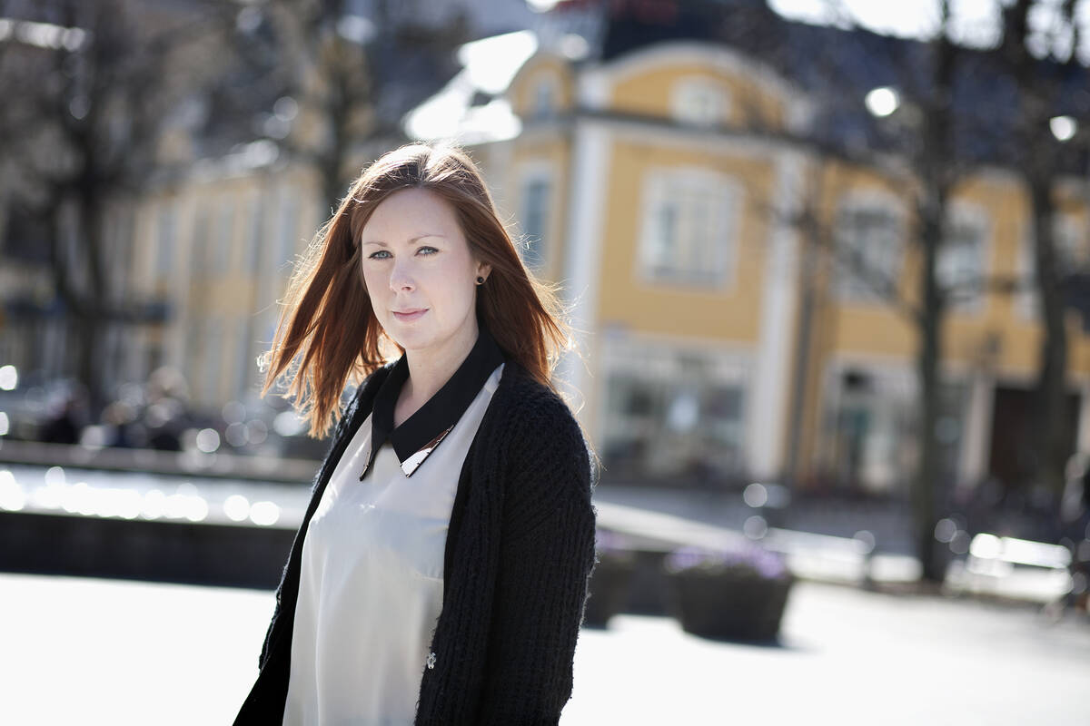 Intervjupersonen i stadsmiljö.