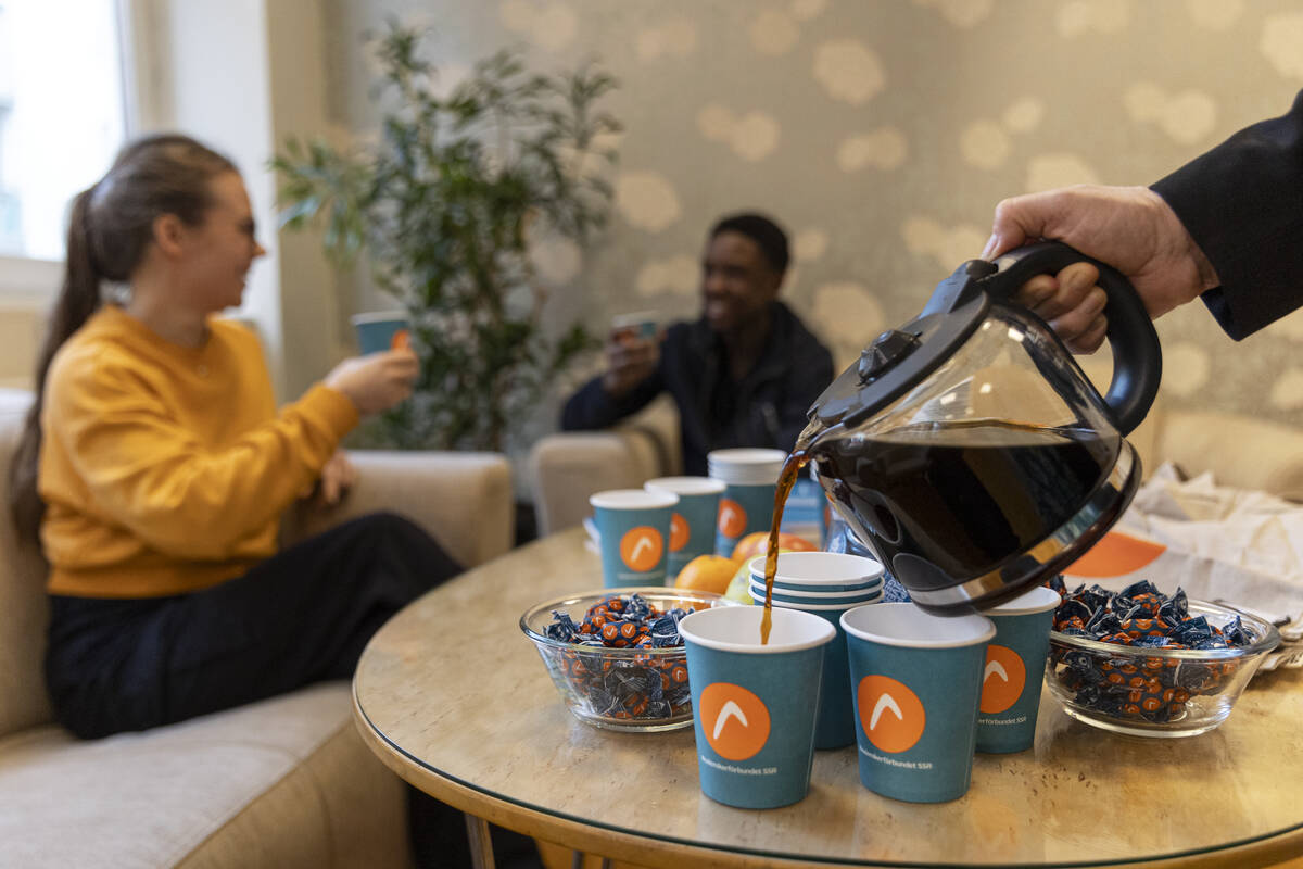 Trevlig fikastund med förbundets logga på kaffemuggarna.