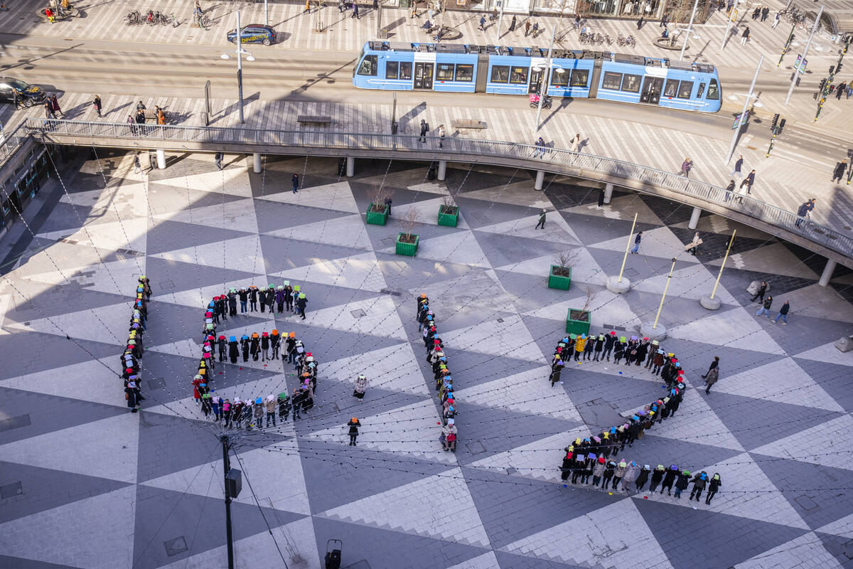 Drönarbild på manifestationen från Sergels torg där människor bildar klockslaget 16:12.