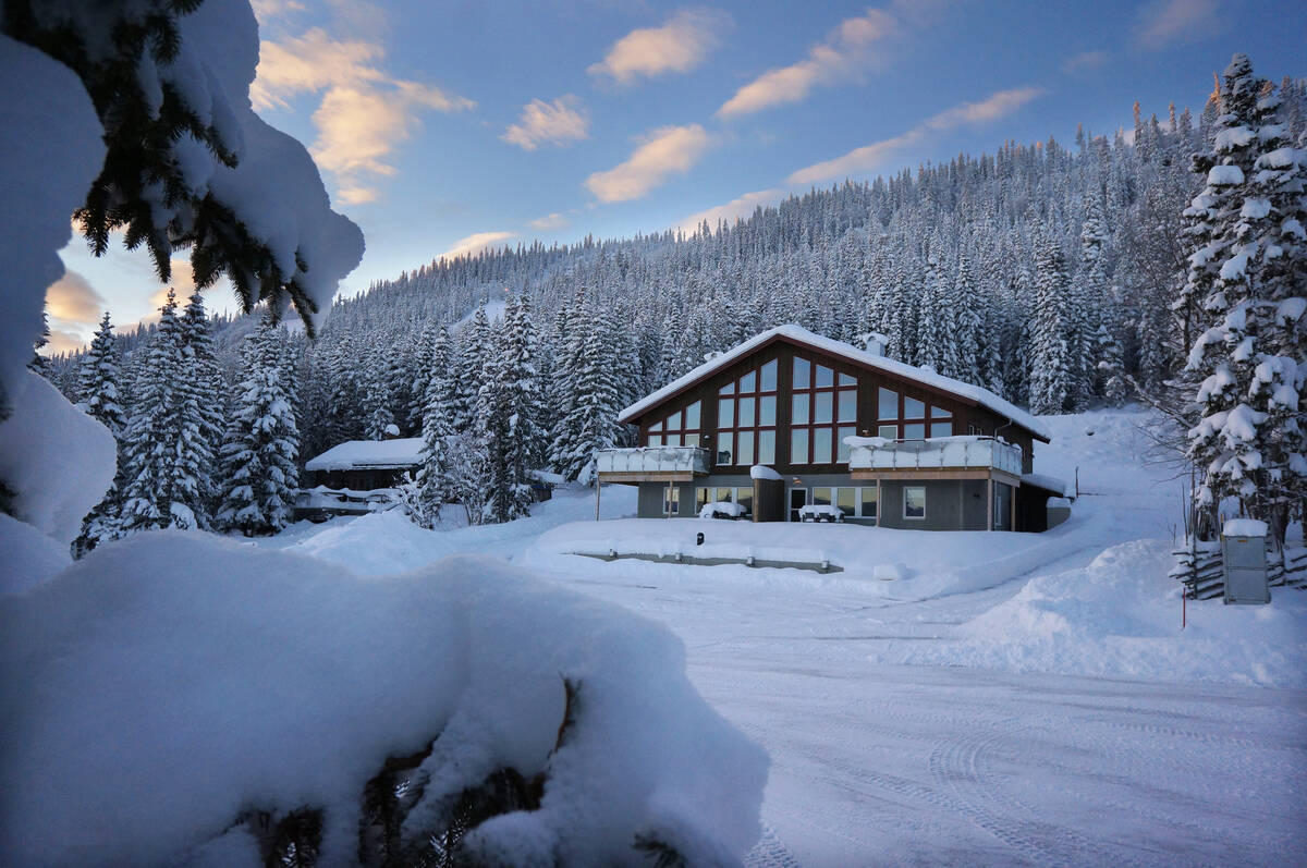 Underbart vacker fjällstuga i snölandskap.