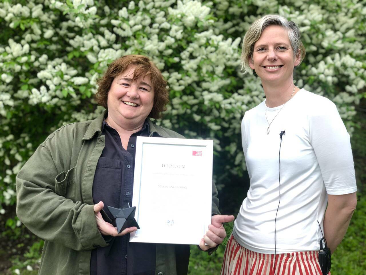 Två kvinnor med pris