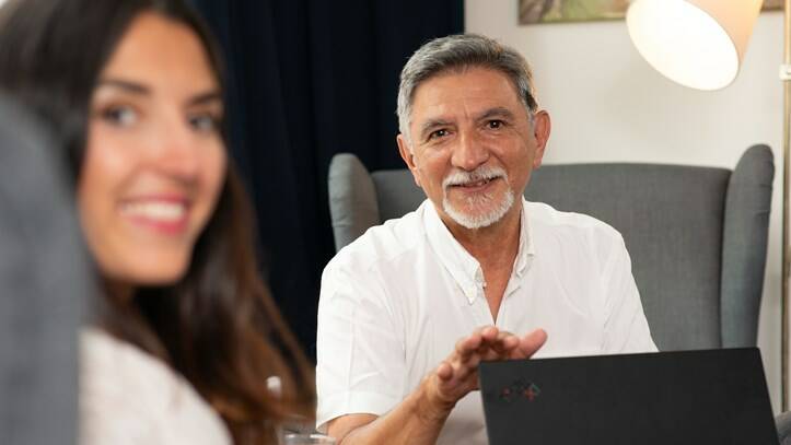 Bilden visar två personer tittandes in i kameran