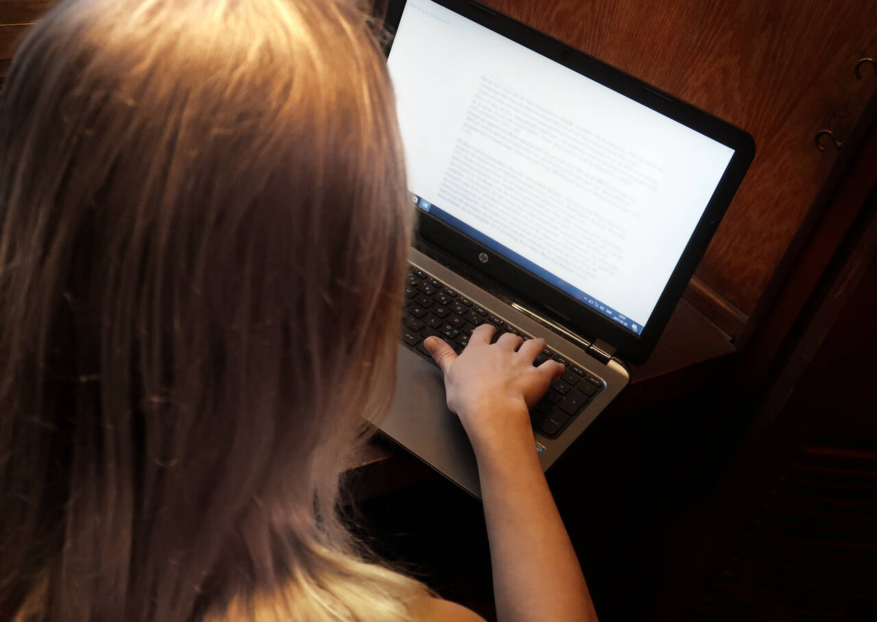 kvinna skriver på dator