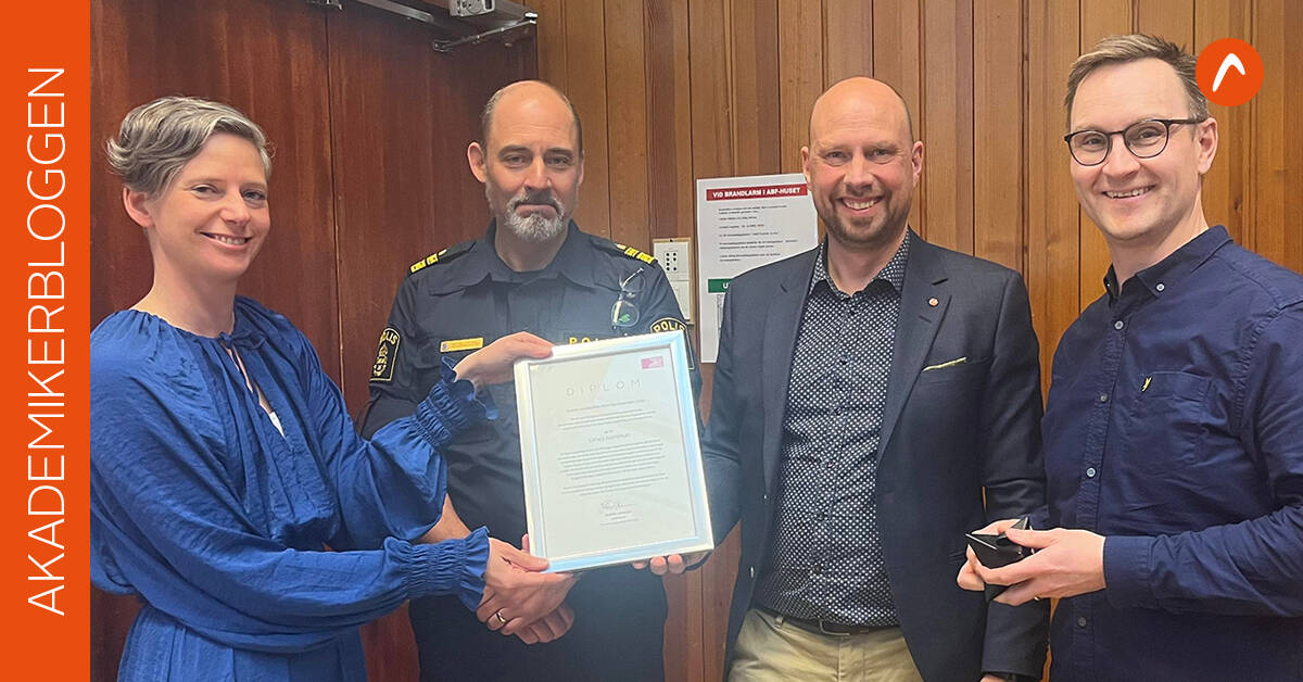 Fyra personer med ett diplom