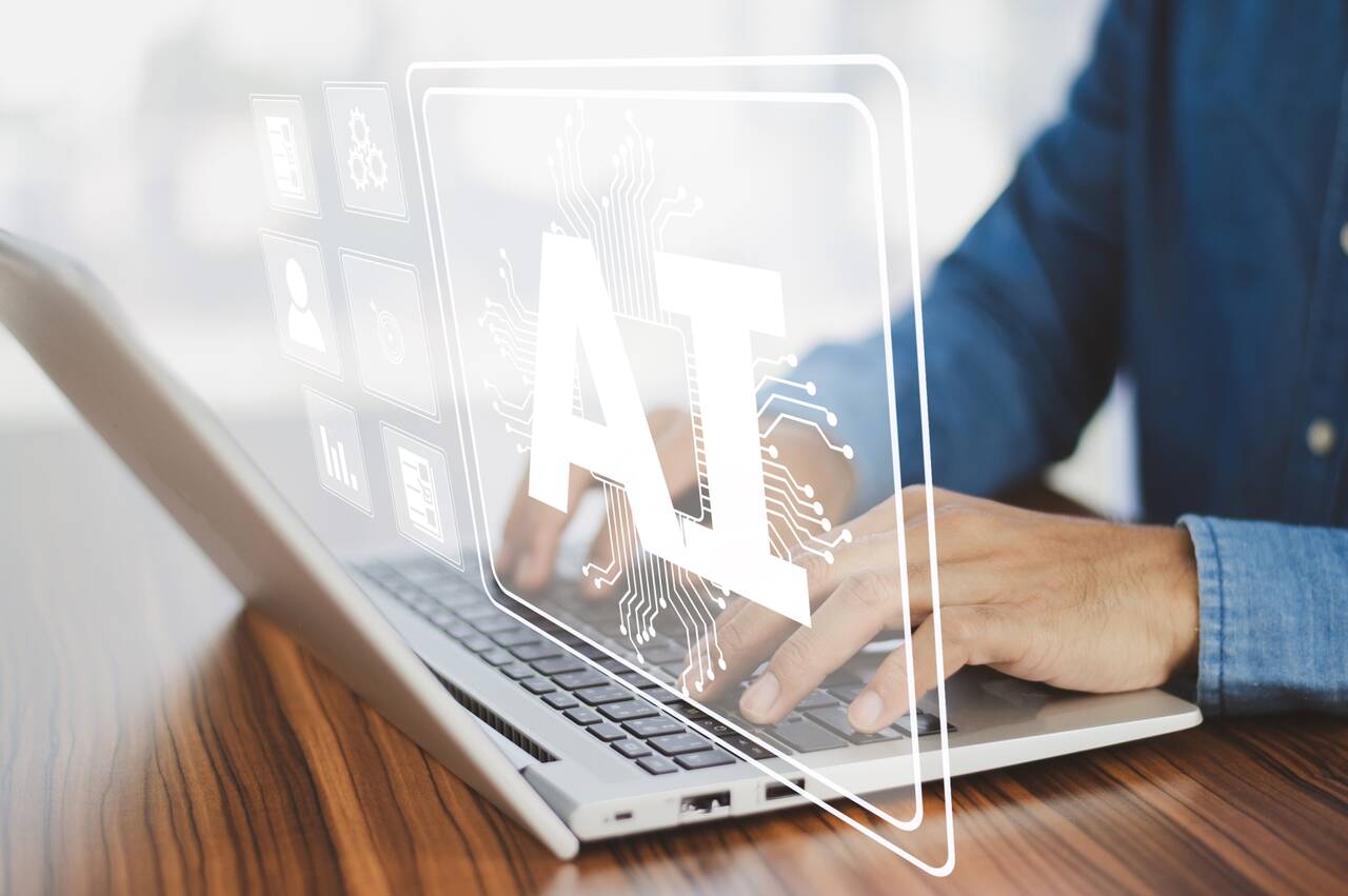 person skriver på dator 