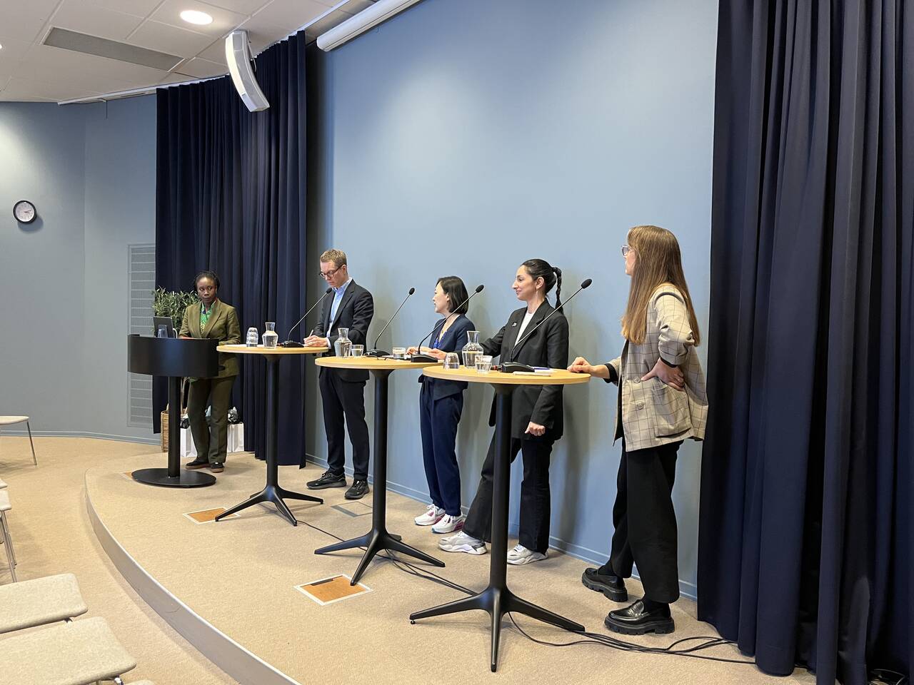 fem personer på en scen