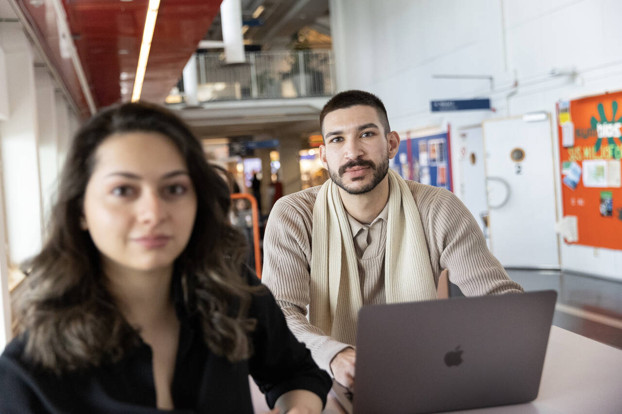 två studenter på universitetet