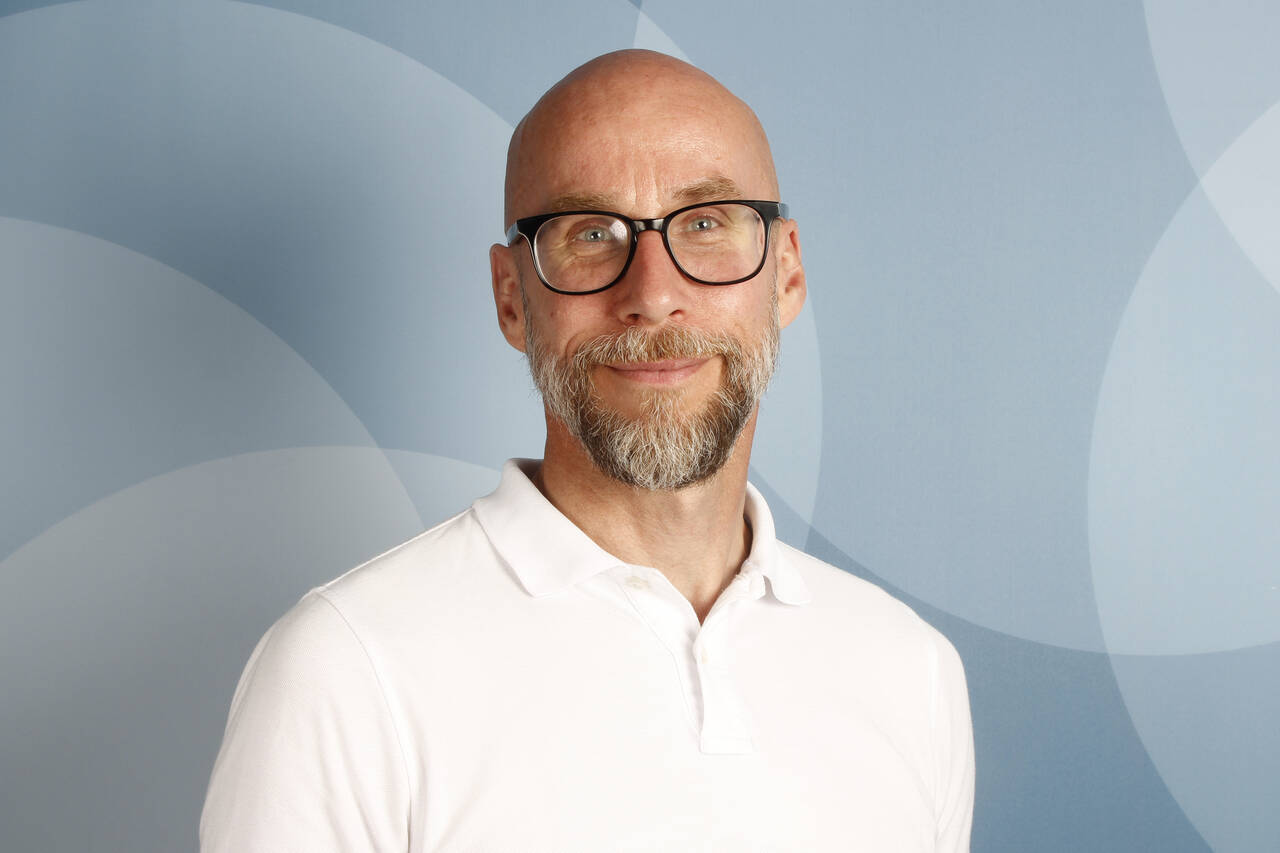 en man med vit t-shirt och glasögon