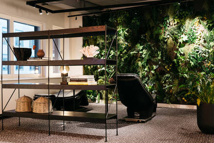 Kontorsmiljö med en vilsam yta avskärmad från resten av kontoret. Mycket grönska och dämpad belysning.